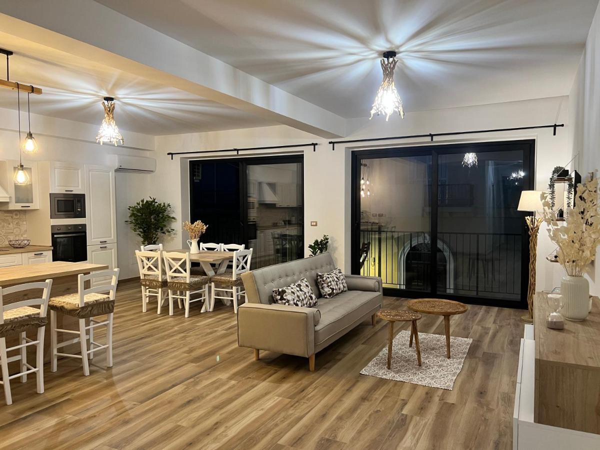Al Vicolo Stretto Apartment Brancaleone Marina Bagian luar foto