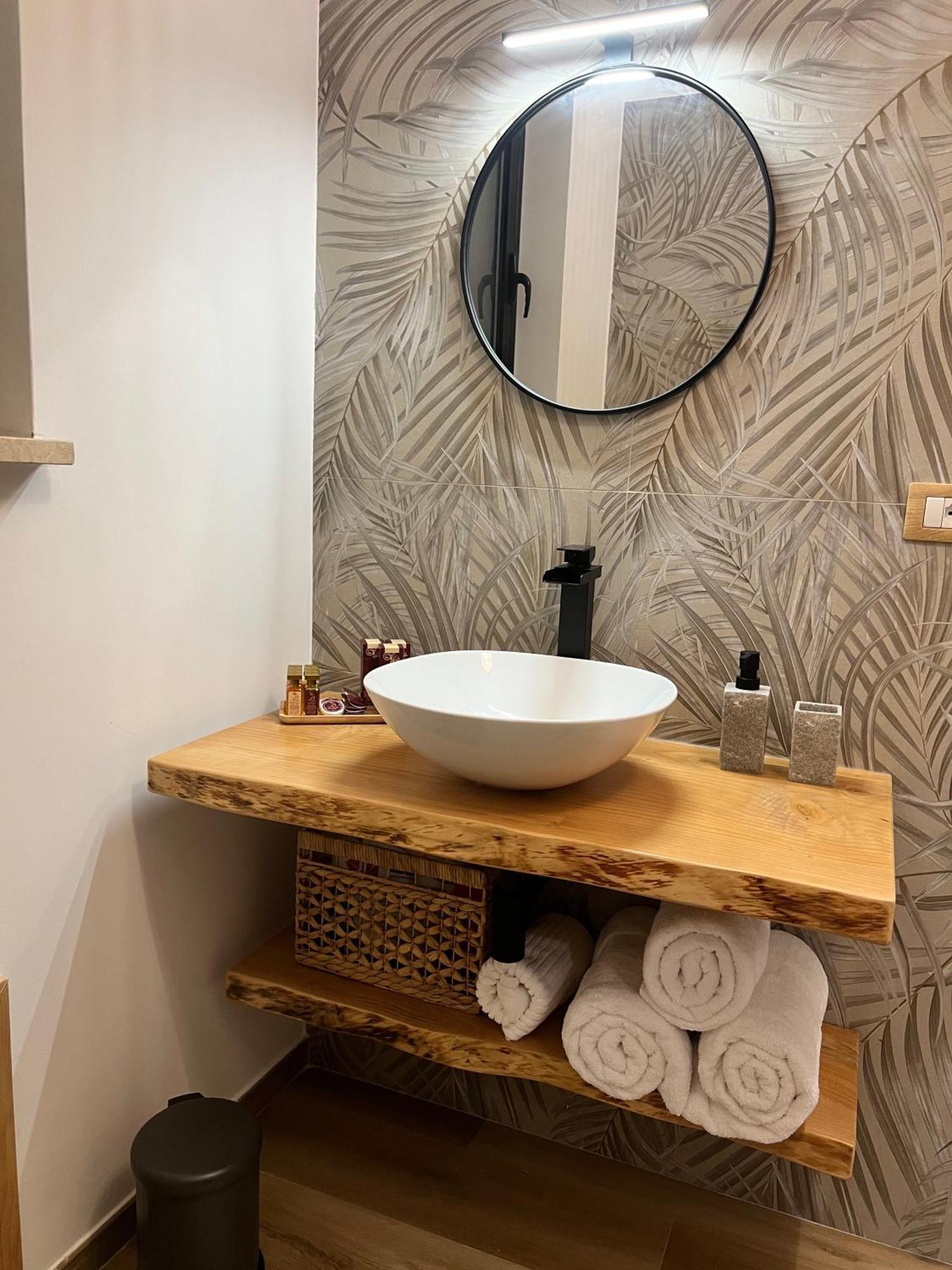 Al Vicolo Stretto Apartment Brancaleone Marina Bagian luar foto